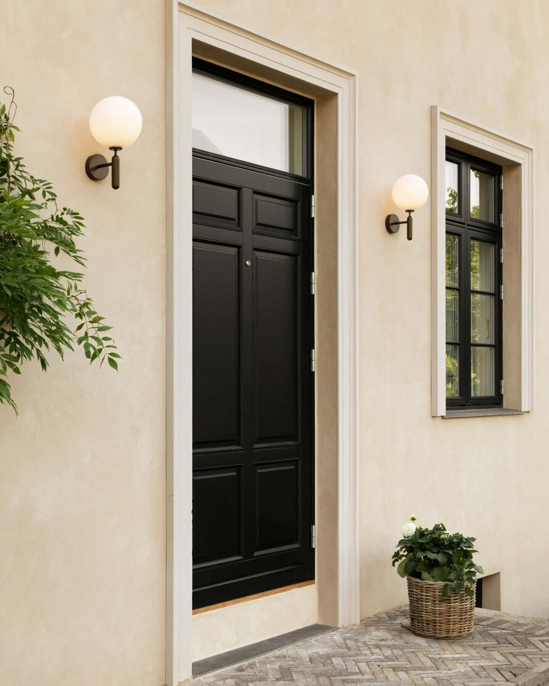 Modern Glass Wall Sconce - Elegant Lighting Fixture