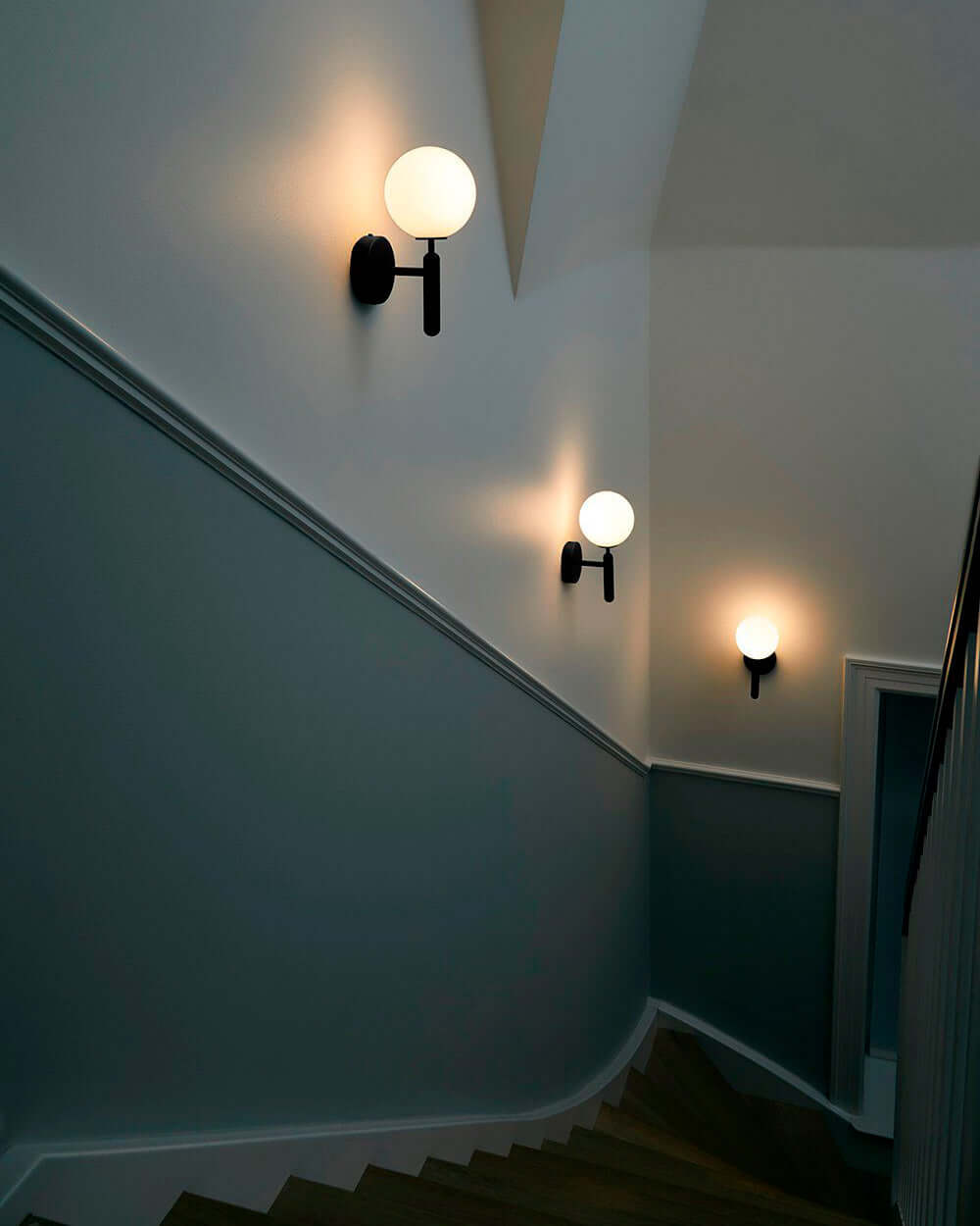 Modern Glass Wall Sconce - Elegant Lighting Fixture