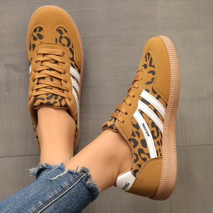 Women's everyday comfort sneakers, wide fit, with orthopedic arch support.