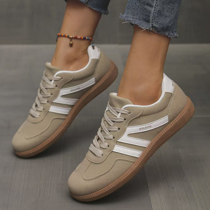 Comfortable women's sneakers, wide fit, with orthopedic design for daily wear.