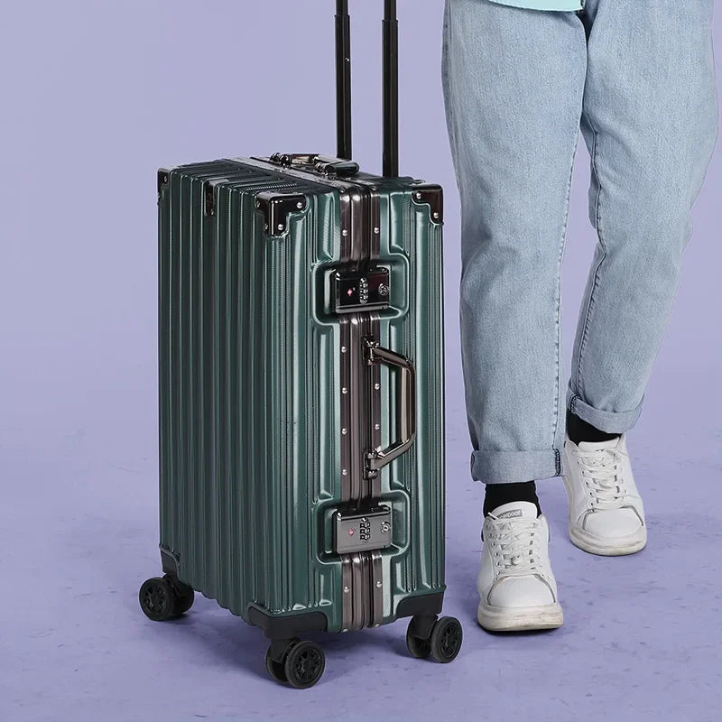 Protective aluminium frame hard shell suitcase. Secure your belongings with the integrated combination lock.