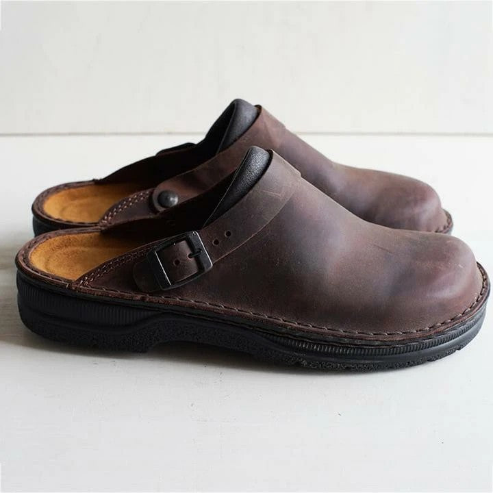 Men's orthopedic clogs with adjustable buckle, ideal for comfort and foot health.