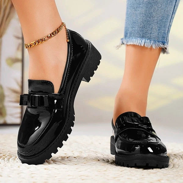 Comfortable women's platform loafers, featuring a stylish bow, offering chic footwear for everyday elegance.