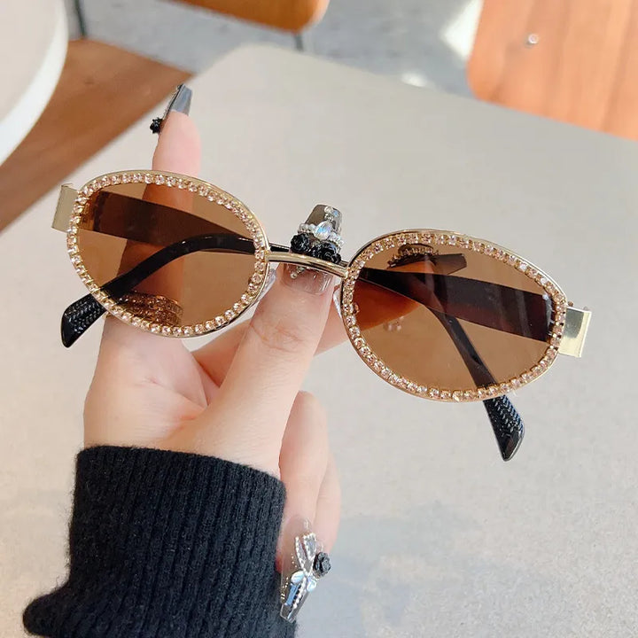 Retro round sunglasses for women, offering UV400 eye protection. Perfect trendy eyewear for summer and travel.