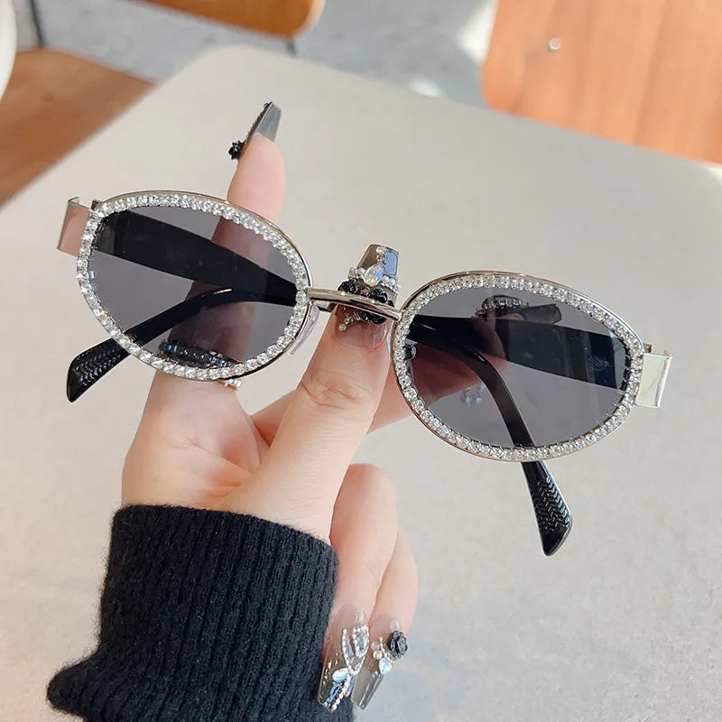 Elegant women's round sunglasses with UV400 protection. Chic sunnies for fashion-forward eye safety.
