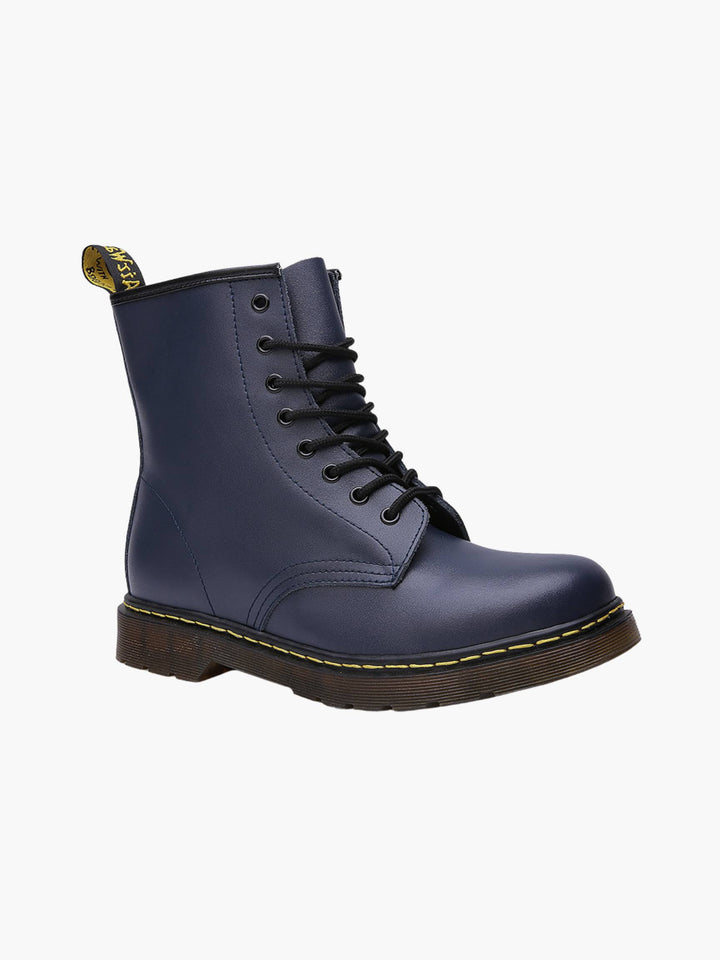 Sharp black leather men's Chelsea boots. Durable and comfortable, perfect for modern men's fashion.