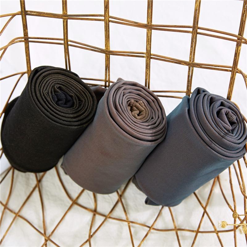 Seamless black thermal tights for women, featuring a cozy fleece lining for ultimate warmth and stretch in winter.