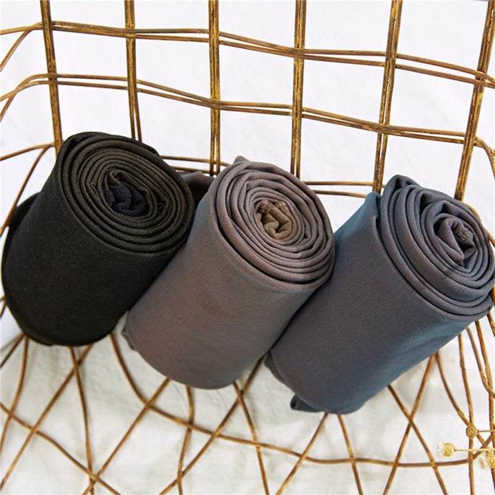 Seamless black thermal tights for women, featuring a cozy fleece lining for ultimate warmth and stretch in winter.
