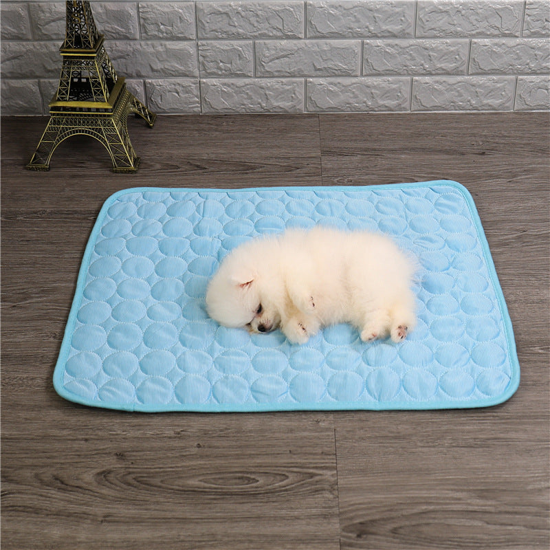 Cooling mat for pets in light grey, offering instant heat relief. Eco-friendly, durable, suitable for indoor/outdoor use.
