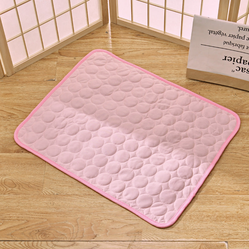 "Cooling pad for dogs with advanced relief, depicting a blue mat designed for comfort and heat stress reduction."