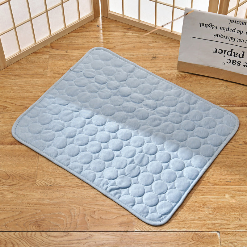 "Cooling pad for dogs with advanced relief, depicting a blue mat designed for comfort and heat stress reduction."