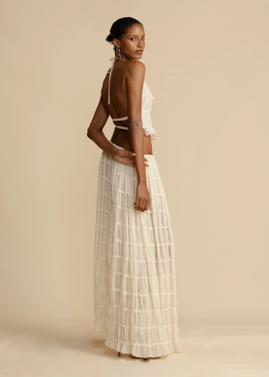 Effortless women's summer two-piece set featuring a stylish halter top & long maxi skirt.