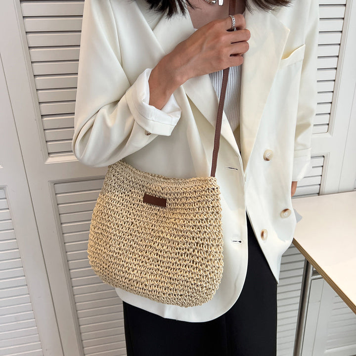 Casual brown shoulder bag for women, relaxed style everyday handbag, a versatile and chic accessory.