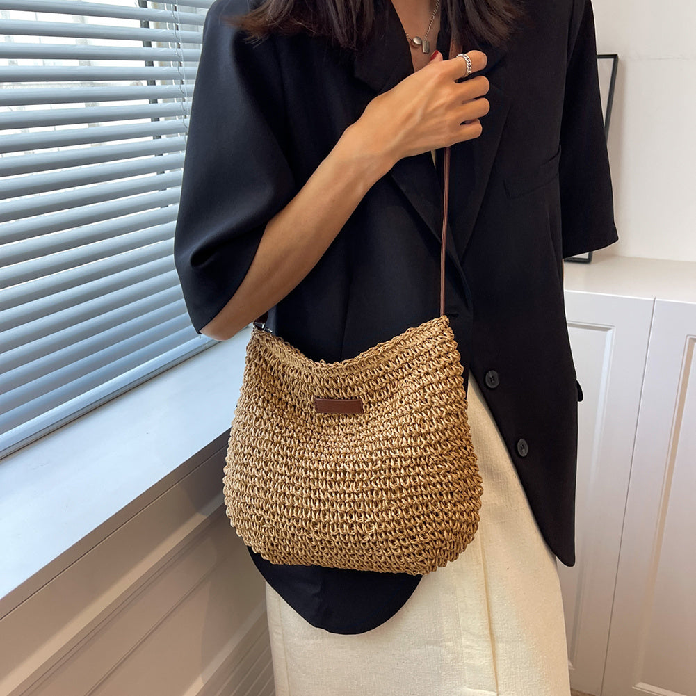 Sophisticated women's shoulder bag in beige, elegant and chic, a versatile accessory for any outfit.