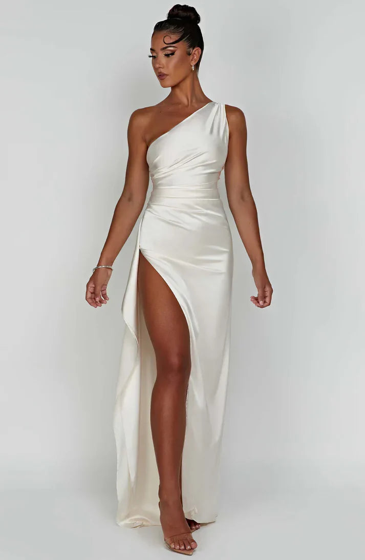 Stylish women's elegant maxi dress, a comfortable and versatile choice for any special occasion.
