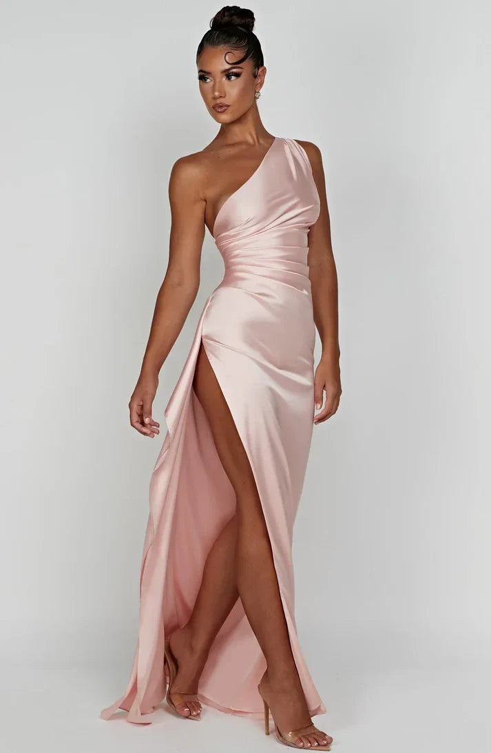Full-length elegant women's maxi dress, the Dakota style combines comfort with versatile fashion.