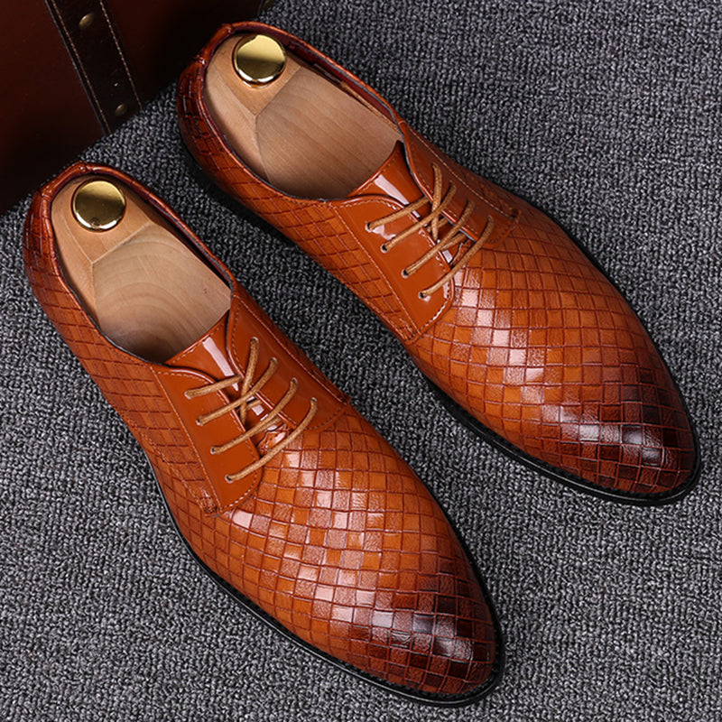 Elegant men's black leather lace-up Oxford dress shoes, ideal for formal business attire and sophisticated events.