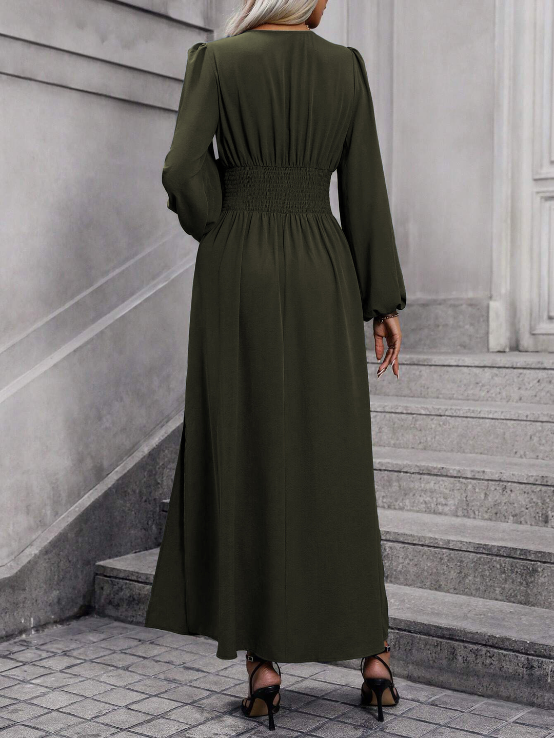 Sophisticated pink midi dress with long sleeves and a slit, suitable for elegant events, dinners, or celebrations.