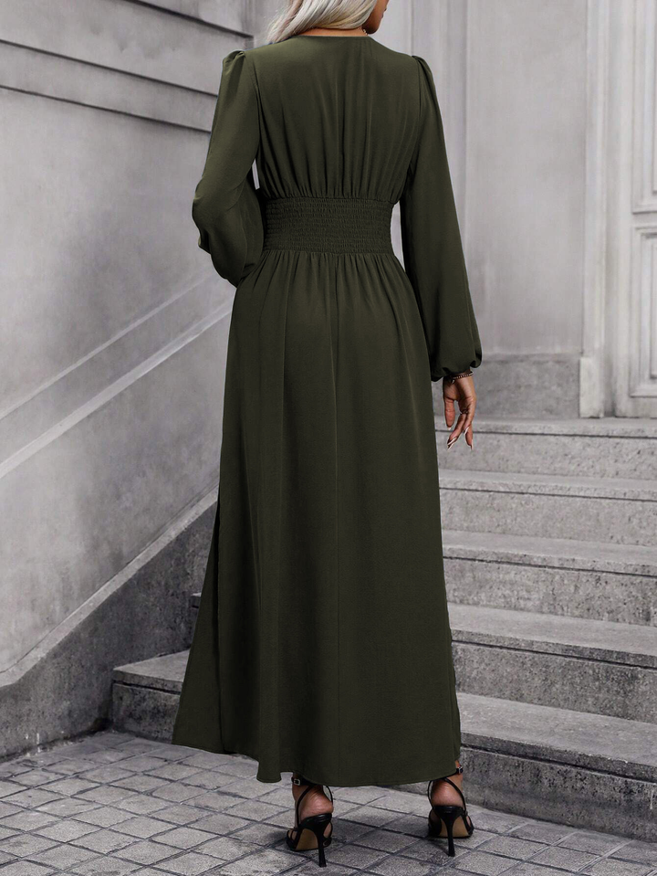 Sophisticated pink midi dress with long sleeves and a slit, suitable for elegant events, dinners, or celebrations.