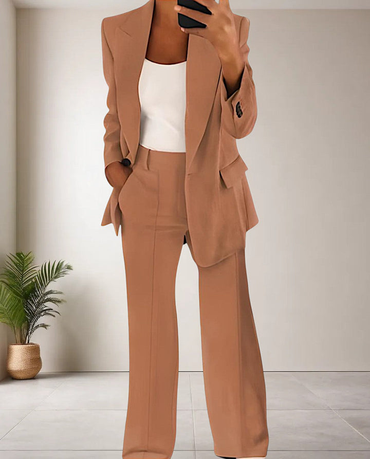 Chic women's 2-piece pantsuit for effortless style. Trendy blazer & trousers set, ideal for modern office wear.