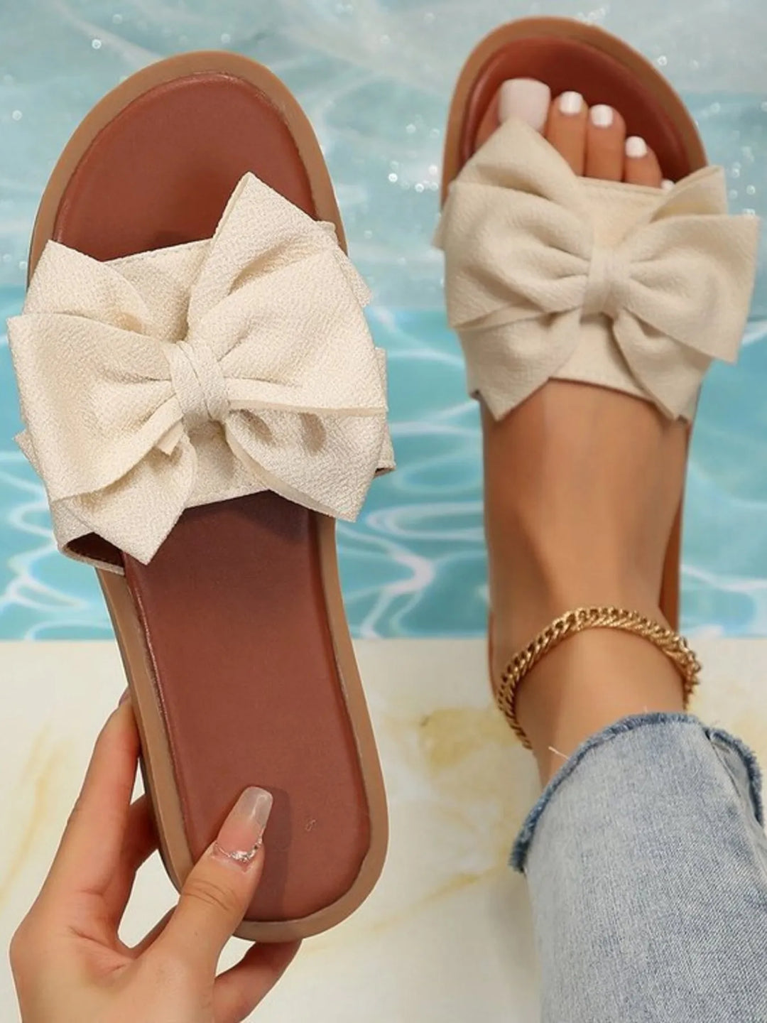 Elegant women's black bow slide sandals, perfect for summer casual or daily wear, featuring an open toe and flat sole.