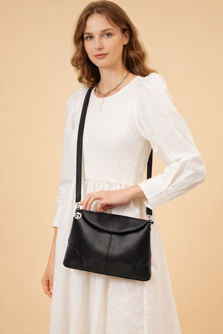 Practical and chic women's everyday shoulder bag, offering style and versatility for any occasion.