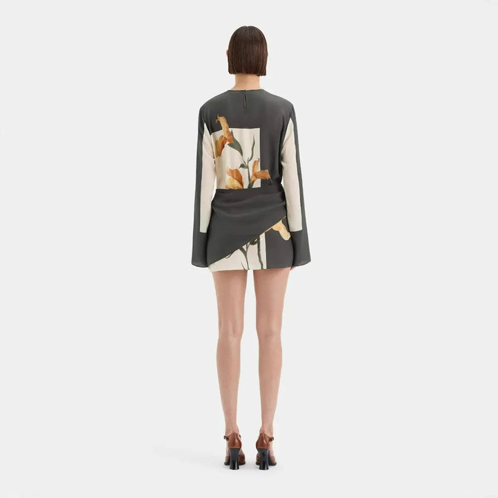 Stylish women's floral mini cocktail dress, a perfect party dress with a unique twist-front detail.