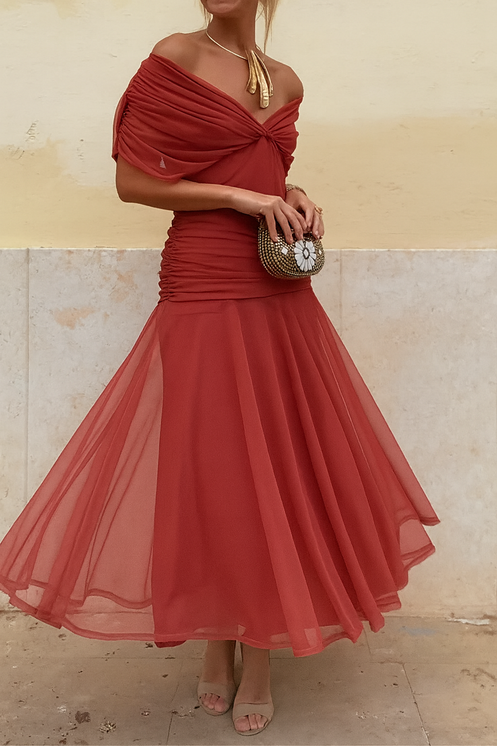 Elegant women's flowy maxi dress in a sophisticated design, perfect for evening or special occasions.