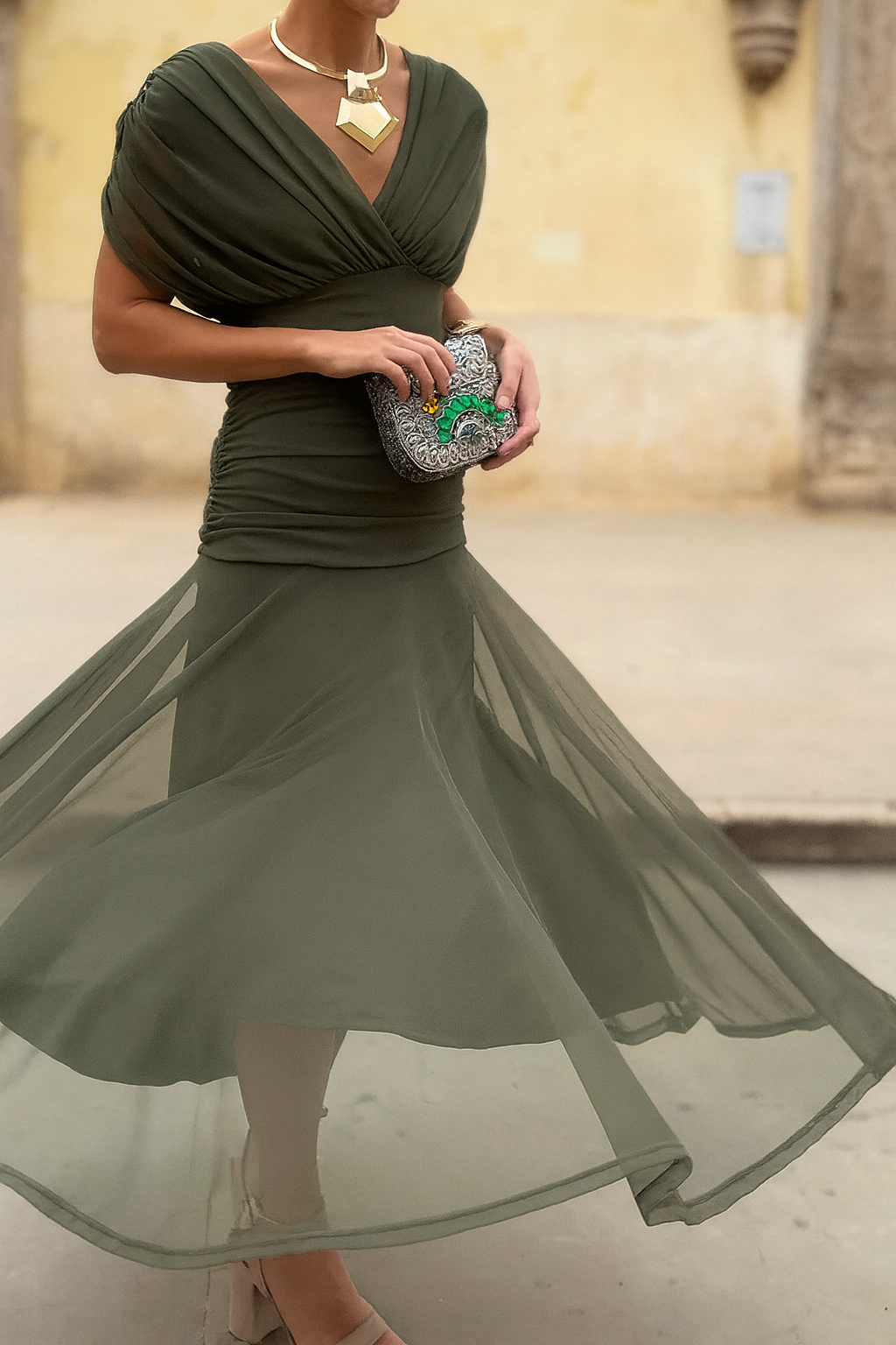 Comfortable and stylish women's elegant flow maxi dress, versatile for various events, from summer to evening.