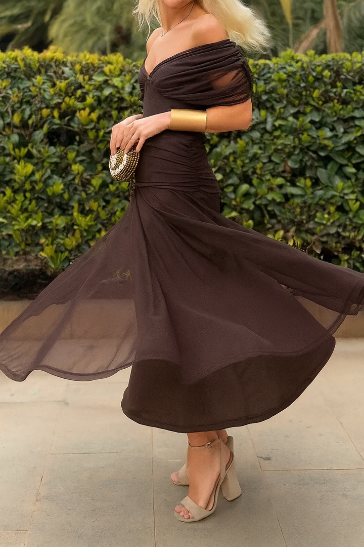 Stunning women's chic maxi dress with an elegant flow, perfect as an evening dress for a sophisticated look.