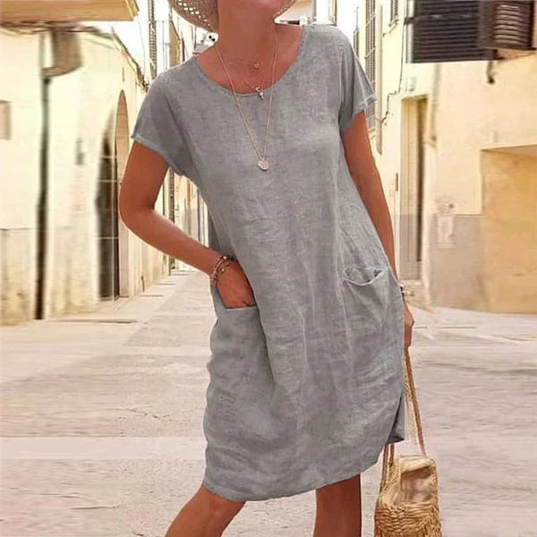 Elegant women's mini dress, comfortable and flattering, ideal for a confident curvy fit.