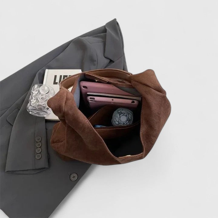Sophisticated women's shoulder bag, an elegant minimalist vegan leather handbag for chic daily outfits.
