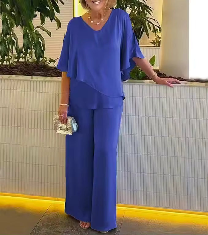 Elegant women's two-piece set with flowing trousers, perfect for stylish, coordinated fashion. Comfortable and chic.