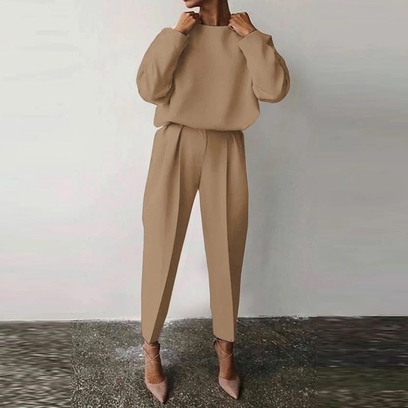 Comfortable & stylish women's chic two-piece suit set. Versatile elegant outfit for modern ladies.