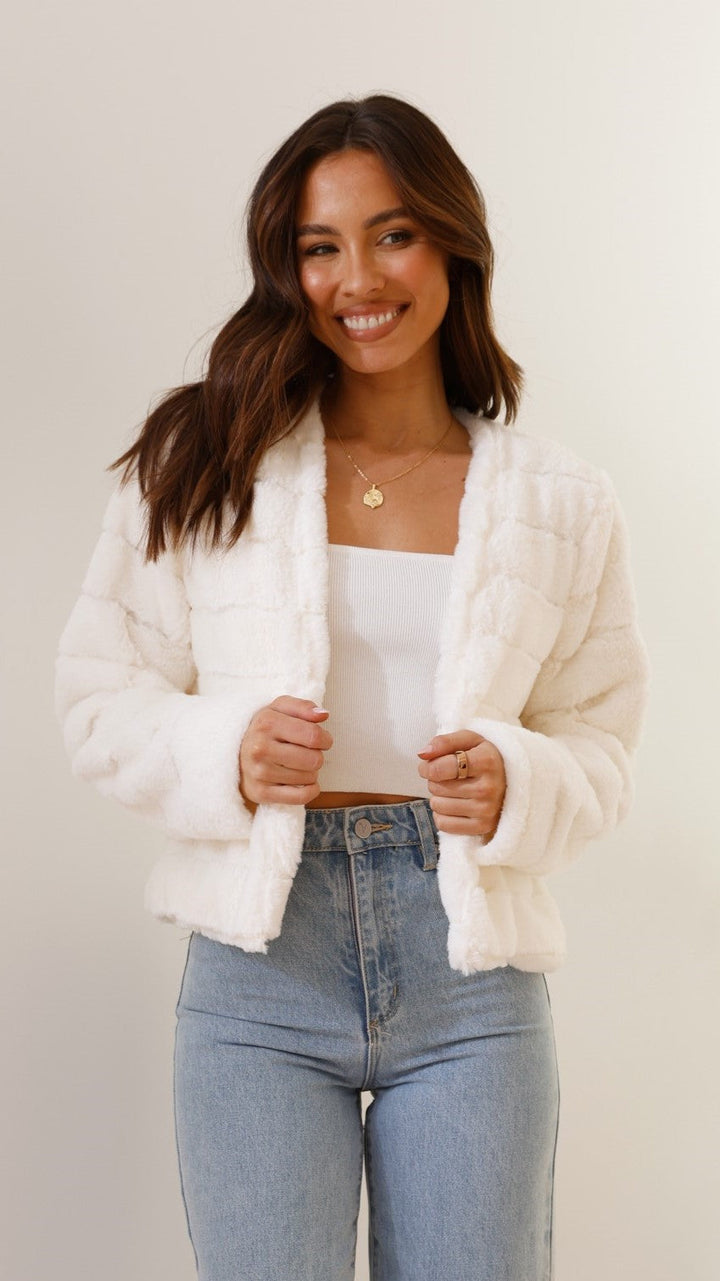 Luxe Veloura women's cropped jacket, chic & cozy style for autumn fashion.