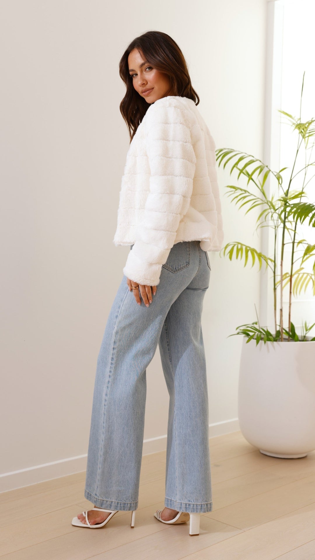 Modern women's cropped Veloura jacket, a stylish & cozy statement piece.