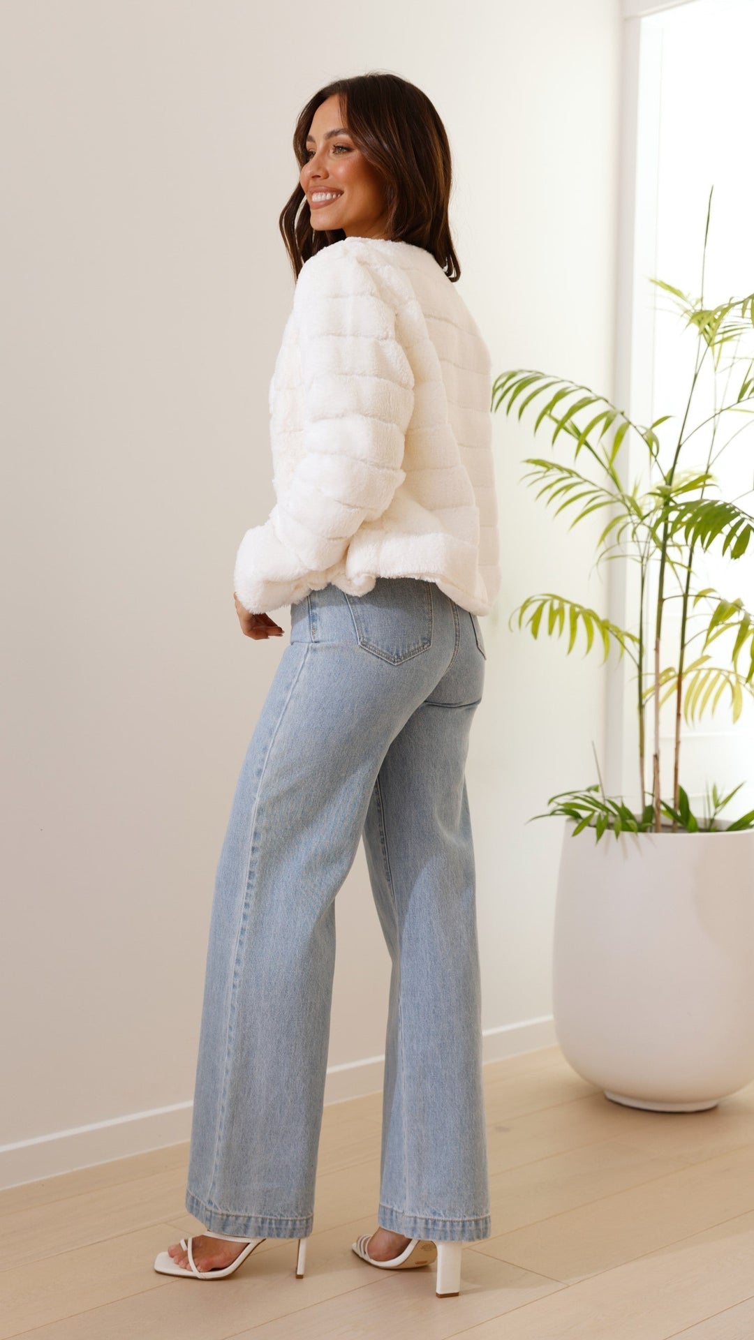 Elegant cropped Veloura jacket for women, stylish outerwear statement piece.