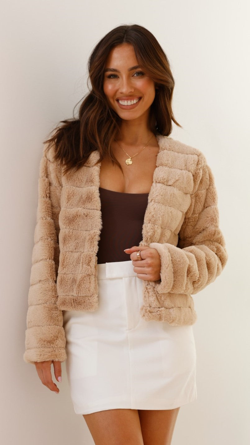 Cozy Veloura women's jacket, cropped style for autumn & winter comfort.