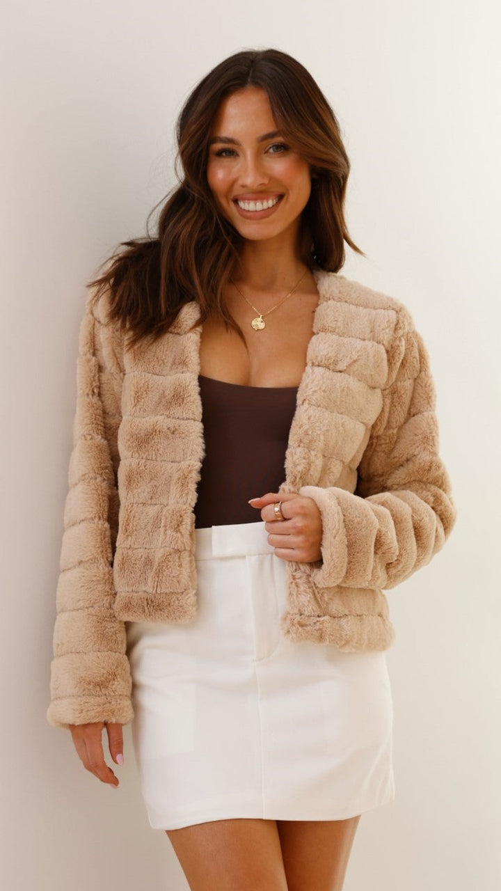 Cozy Veloura women's jacket, cropped style for autumn & winter comfort.
