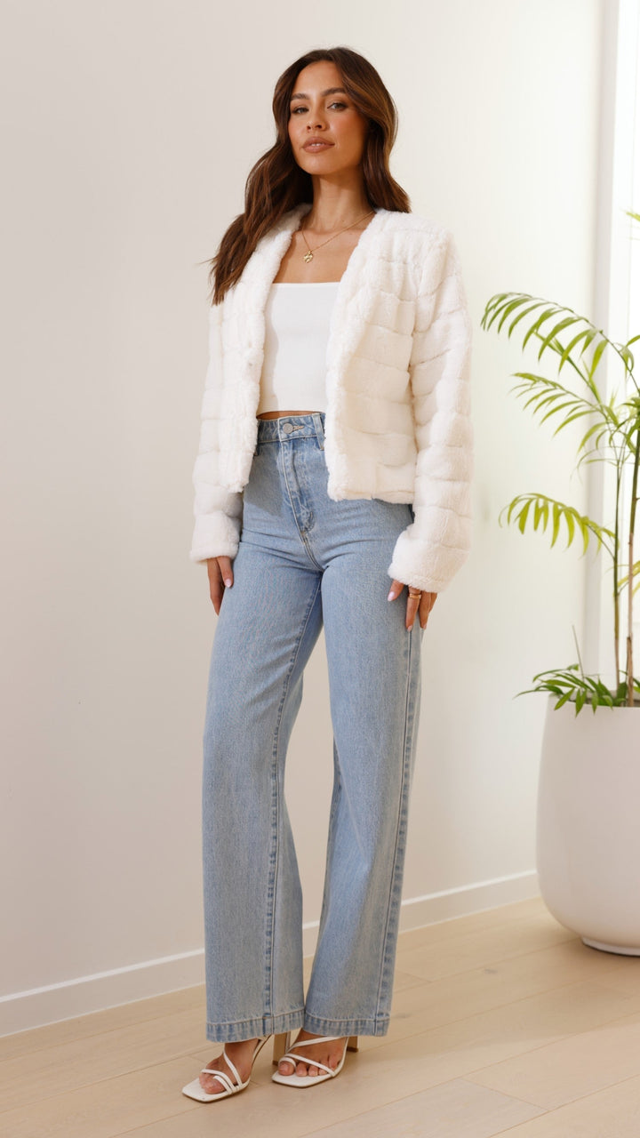 Cozy women's luxe cropped jacket, perfect for versatile autumn fashion looks.