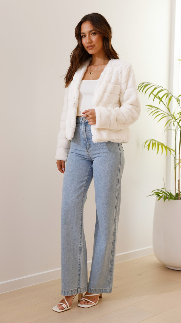 Fashionable Veloura cropped jacket, a chic & cozy women's statement piece.
