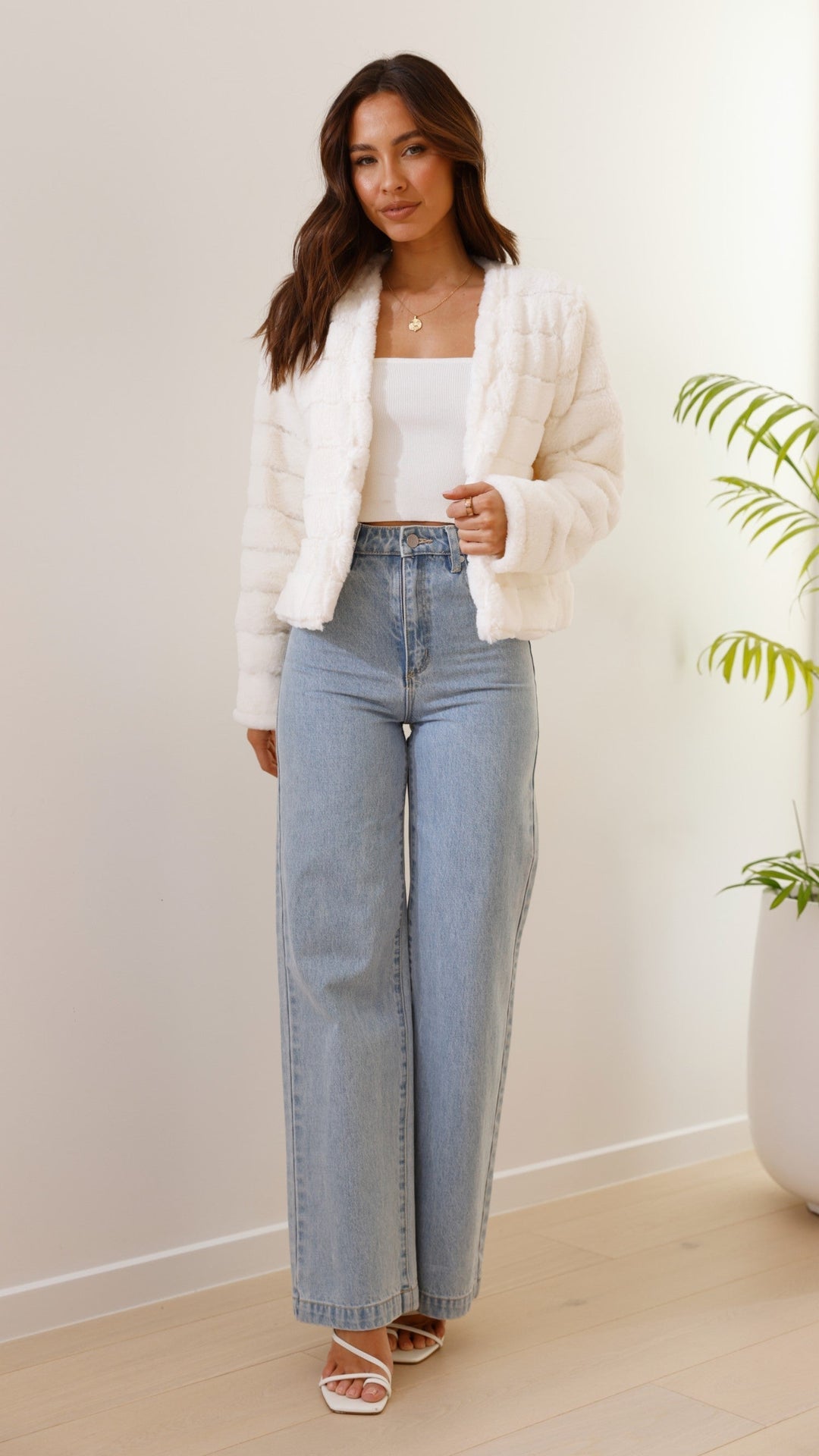 Versatile women's cropped jacket in Veloura, perfect for stylish layering.