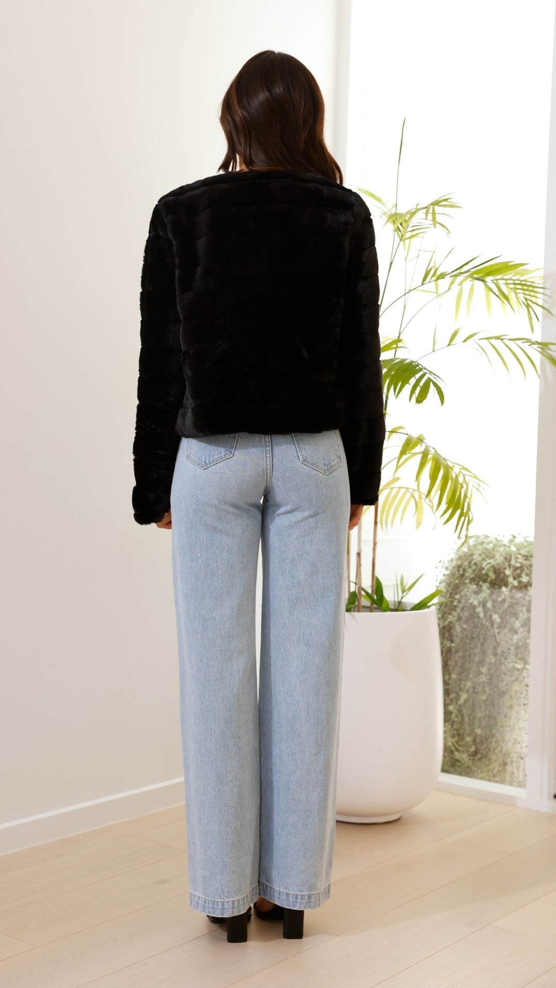 Chic women's Veloura cropped jacket, cozy & fashionable autumn outerwear.