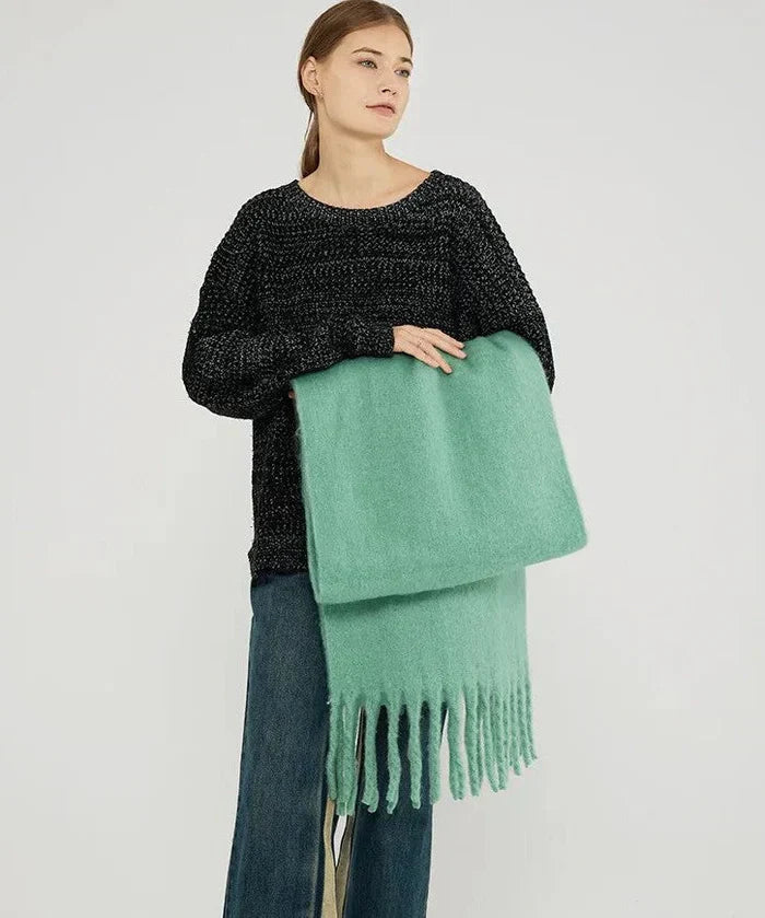 Premium women's cashmere scarf, ultra-soft and warm, ideal for cold winter days.