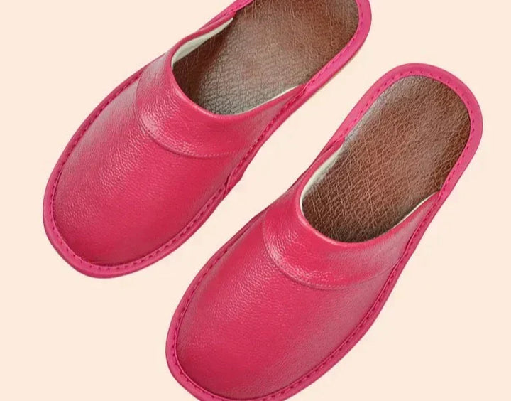 Cozy leather men's house shoes by Lucas, ideal for warm, comfortable indoor relaxation.