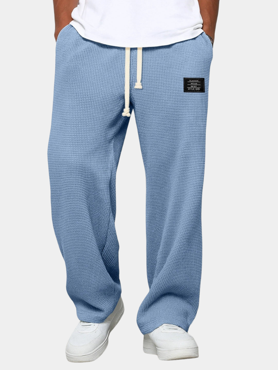 Close-up: Men's relaxed fit jogging pants with adjustable drawstring waist for optimal comfort.