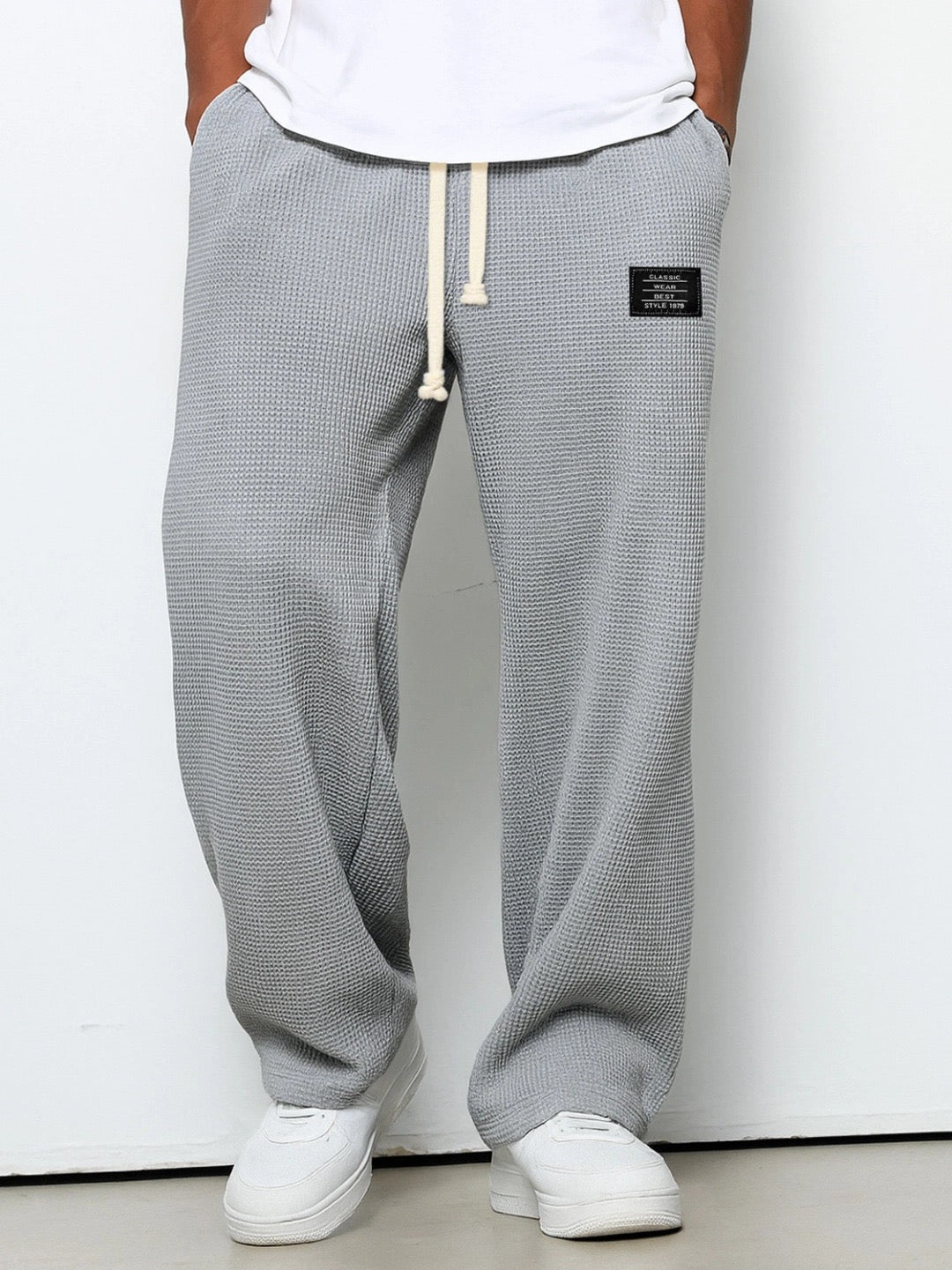Detail of elasticated cuff on men's comfortable jogging pants, relaxed fit for everyday comfort.