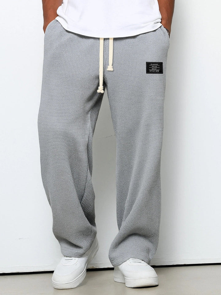 Detail of elasticated cuff on men's comfortable jogging pants, relaxed fit for everyday comfort.
