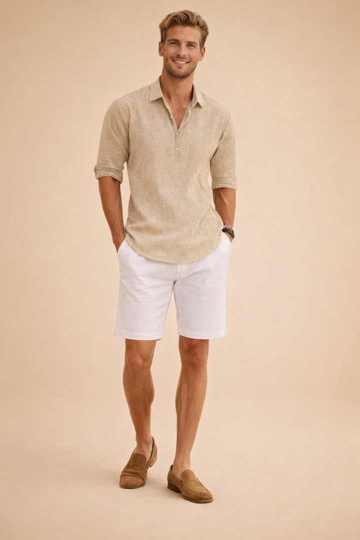 Modern men's versatile button-down shirt, short-sleeve and loose-fit, ideal for casual summer everyday wear.