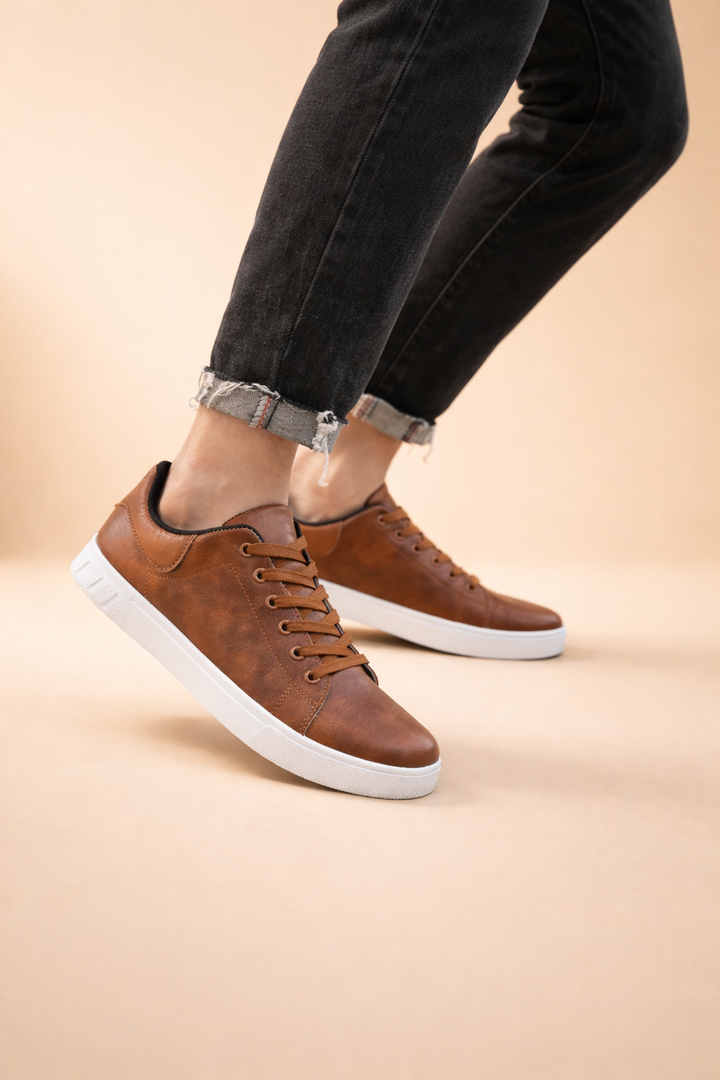 Men's comfortable casual footwear: low-top everyday sneakers in a versatile design.